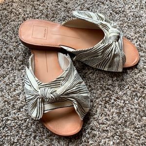 Dolce Vida, women’s size 8 cream bow flat